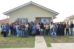 Representantes da Cohapar e da Prefeitura de Mallet entregaram nesta quinta-feira (27) as chaves de 20 casas populares a famílias da cidade, na região Centro-Sul do Paraná. A construção do conjunto habitacional recebeu investimentos que superam R$ 1,4 milhão em recursos do Fundo de Garantia do Tempo de Serviço (FGTS).