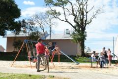 Cem famílias do distrito de Palmeirinha, em Guarapuava, receberam neste sábado (29) as chaves da casa própria. Elas foram beneficiadas por um projeto habitacional conjunto do Governo do Estado com o Governo Federal e a prefeitura, com investimentos que chegam a R$ 7,5 milhões dentro do programa Minha Casa Minha Vida. 