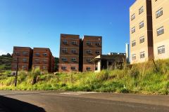 As obras de construção de 144 apartamentos do Residencial Alegro Village serão retomadas em Londrina ao longo dos próximos dias. O contrato para a retomada dos trabalhos foi assinado nesta segunda-feira (1) por representantes da Cohapar, Caixa Econômica Federal e prefeitura e prevê um aporte adicional de R$ 2,6 milhões para a conclusão do trabalho liberados pelo Ministério do Desenvolvimento Regional.