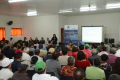 Cerca de 200 pessoas participaram de uma reunião organizada nesta sexta-feira (2) pela Cohapar em Jardim Alegre para a apresentação do programa de Escrituração Direta da companhia. O grupo de possíveis beneficiários é formado por mutuários, compradores e ocupantes de imóveis da Cohapar que estão com o financiamento quitado e desejam registrar a propriedade de suas moradias.