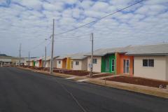 Com mais de 90% do cronograma executado, serão concluídas nos próximos dias as obras de construção de 47 casas populares da Cohapar em Cornélio Procópio, no Norte Pioneiro do Paraná. As moradias são destinadas a famílias com renda de até seis salários mínimos, que devem se cadastrar no site xoops.celepar.parana/migracao/ccivil_cohapar/cadastro até o dia 18 de agosto para participarem do processo seletivo.