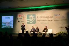 Representantes da Cohapar, Copel e Sanepar expuseram as vantagens do trabalho realizado de forma integrada entre os órgãos dentro dos projetos de construção de casas populares no Paraná em um painel do Fórum Nacional de Habitação de Interesse Social nesta quarta-feira (21).