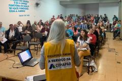 Dezenas de moradores da comunidade Alto Campo, do município de Três Barras do Paraná, participaram nesta semana de uma reunião sobre o programa de regularização fundiária da Cohapar. O encontro foi organizado por uma empresa especializada licitada pela companhia para a execução do serviço na cidade, que resultará na documentação de imóveis em situação irregular ao longo dos próximos 18 meses.
