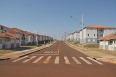 Diante do aperto nas contas públicas, o governo decidiu deixar de arcar com a parcela de subsídio que destinava a empreendimentos das faixas 1,5 e 2 do programa Minha Casa Minha Vida. Portaria assinada na terça-feira (10) pelo ministro do Desenvolvimento Regional, Gustavo Canuto, autoriza que o benefício seja 100% bancado pelo FGTS (Fundo de Garantia do Tempo de Serviço), que reúne recursos acumulados compulsoriamente pelos trabalhadores.