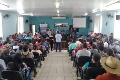 Cerca de 350 moradores de Pitanga participaram nesta quarta-feira (11) de uma reunião organizada pela Cohapar para explicar os detalhes do programa de Escrituração Direta da empresa. O grupo é formado por mutuários, compradores ou pessoas que residem há mais de cinco anos em imóveis financiados pela companhia na cidade, na região Central do Paraná, e que poderão obter a escritura de suas propriedades com custos reduzidos em mais facilidade.