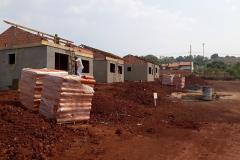 Avançam rápido as obras de construção de casas populares do programa Família Paranaense na região Centro-Oeste do estado. Nesta terça-feira (24), técnicos da Cohapar vistoriaram o andamento da construção de 30 imóveis em Barbosa Ferraz e outros 30 em Corumbataí do Sul, que são destinados ao atendimento de famílias em situação de vulnerabilidade social nos municípios.