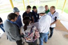 O bairro Guarituba, em Piraquara, passa por uma extensa intervenção do poder público, com obras de habitação popular, infraestrutura, saneamento, urbanização e regularização fundiária, financiadas pelo Programa de Aceleração do Crescimento (PAC). Como as obras acontecem simultaneamente e são executadas por diversos órgãos, técnicos da Cohapar, Sanepar e prefeitura se reuniram nesta semana para alinhar as ações de trabalho.