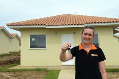 Vinte e seis famílias de Mallet, na região Centro-Sul do Paraná, receberam nesta sexta-feira (8) as chaves da casa própria. Elas se juntam a outras 20 famílias que residem no conjunto habitacional desde junho, e que recebeu em suas duas etapas cerca de R$ 3,2 milhões de investimentos do Governo do Estado, Governo Federal e prefeitura.