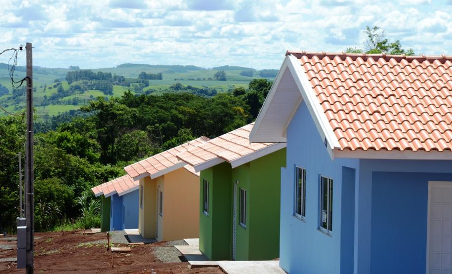 42 famílias de Novo Itacolomi recebem moradias gratuitas