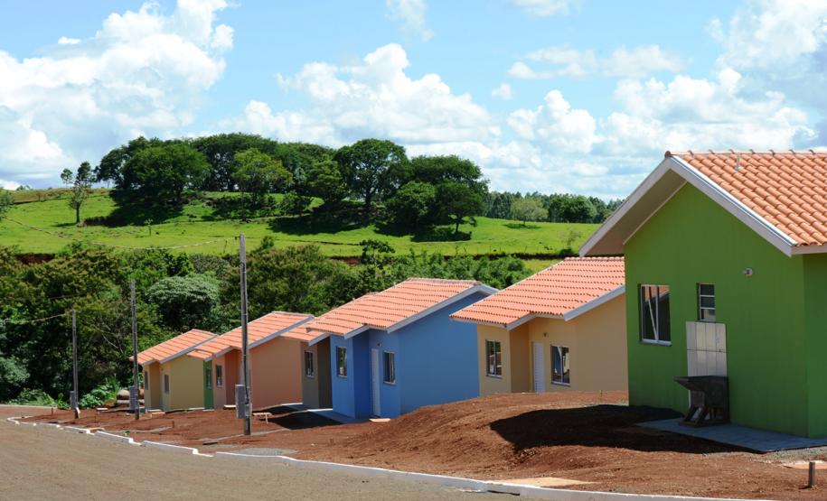 42 famílias de Novo Itacolomi recebem moradias gratuitas