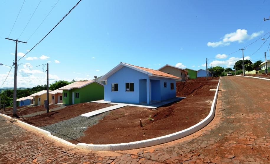42 famílias de Novo Itacolomi recebem moradias gratuitas