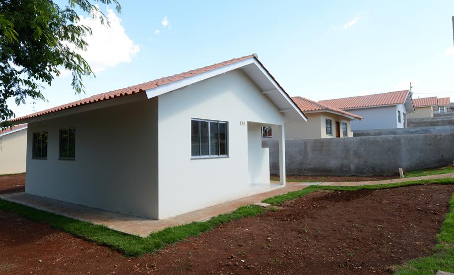 Imóveis são entregues a 29 famílias de Itapejara D Oeste