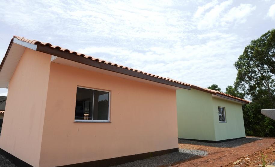 Representantes do Governo do Estado e da Prefeitura de Bituruna entregaram nesta sexta-feira (14) as chaves de 25 casas populares a famílias que viviam em situação de vulnerabilidade social na cidade, na região Sul do estado. Graças aos aportes de R$ 1,2 milhão feitos por meio do programa Nossa Gente Paraná, os beneficiários não precisarão arcar com nenhum custo pela mudança para as novas moradias.