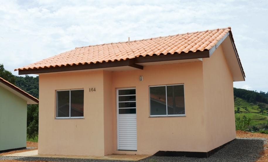 Representantes do Governo do Estado e da Prefeitura de Bituruna entregaram nesta sexta-feira (14) as chaves de 25 casas populares a famílias que viviam em situação de vulnerabilidade social na cidade, na região Sul do estado. Graças aos aportes de R$ 1,2 milhão feitos por meio do programa Nossa Gente Paraná, os beneficiários não precisarão arcar com nenhum custo pela mudança para as novas moradias.