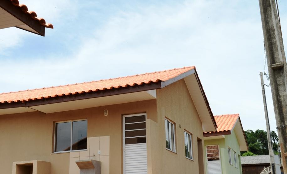 Representantes do Governo do Estado e da Prefeitura de Bituruna entregaram nesta sexta-feira (14) as chaves de 25 casas populares a famílias que viviam em situação de vulnerabilidade social na cidade, na região Sul do estado. Graças aos aportes de R$ 1,2 milhão feitos por meio do programa Nossa Gente Paraná, os beneficiários não precisarão arcar com nenhum custo pela mudança para as novas moradias.