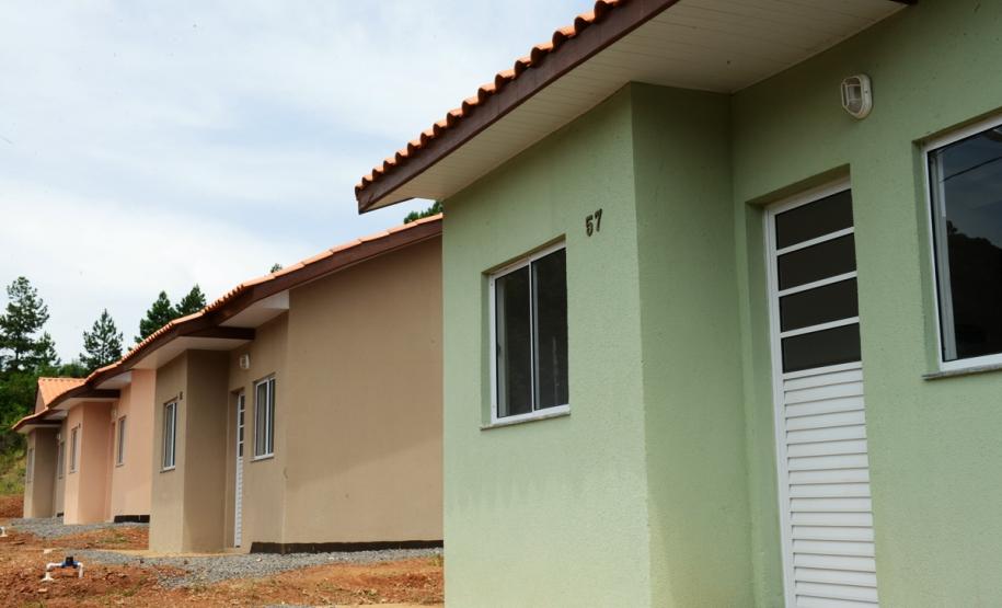 Representantes do Governo do Estado e da Prefeitura de Bituruna entregaram nesta sexta-feira (14) as chaves de 25 casas populares a famílias que viviam em situação de vulnerabilidade social na cidade, na região Sul do estado. Graças aos aportes de R$ 1,2 milhão feitos por meio do programa Nossa Gente Paraná, os beneficiários não precisarão arcar com nenhum custo pela mudança para as novas moradias.