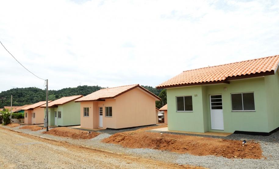 Representantes do Governo do Estado e da Prefeitura de Bituruna entregaram nesta sexta-feira (14) as chaves de 25 casas populares a famílias que viviam em situação de vulnerabilidade social na cidade, na região Sul do estado. Graças aos aportes de R$ 1,2 milhão feitos por meio do programa Nossa Gente Paraná, os beneficiários não precisarão arcar com nenhum custo pela mudança para as novas moradias.