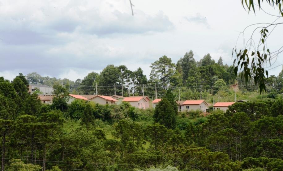 Representantes do Governo do Estado e da Prefeitura de Bituruna entregaram nesta sexta-feira (14) as chaves de 25 casas populares a famílias que viviam em situação de vulnerabilidade social na cidade, na região Sul do estado. Graças aos aportes de R$ 1,2 milhão feitos por meio do programa Nossa Gente Paraná, os beneficiários não precisarão arcar com nenhum custo pela mudança para as novas moradias.