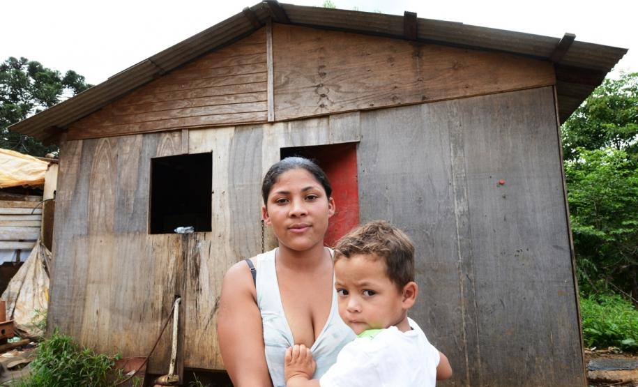 Representantes do Governo do Estado e da Prefeitura de Bituruna entregaram nesta sexta-feira (14) as chaves de 25 casas populares a famílias que viviam em situação de vulnerabilidade social na cidade, na região Sul do estado. Graças aos aportes de R$ 1,2 milhão feitos por meio do programa Nossa Gente Paraná, os beneficiários não precisarão arcar com nenhum custo pela mudança para as novas moradias.