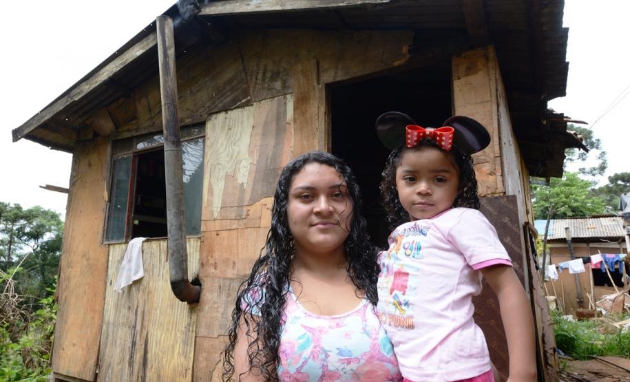 Representantes do Governo do Estado e da Prefeitura de Bituruna entregaram nesta sexta-feira (14) as chaves de 25 casas populares a famílias que viviam em situação de vulnerabilidade social na cidade, na região Sul do estado. Graças aos aportes de R$ 1,2 milhão feitos por meio do programa Nossa Gente Paraná, os beneficiários não precisarão arcar com nenhum custo pela mudança para as novas moradias.