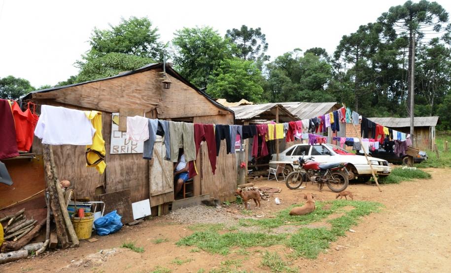 Representantes do Governo do Estado e da Prefeitura de Bituruna entregaram nesta sexta-feira (14) as chaves de 25 casas populares a famílias que viviam em situação de vulnerabilidade social na cidade, na região Sul do estado. Graças aos aportes de R$ 1,2 milhão feitos por meio do programa Nossa Gente Paraná, os beneficiários não precisarão arcar com nenhum custo pela mudança para as novas moradias.