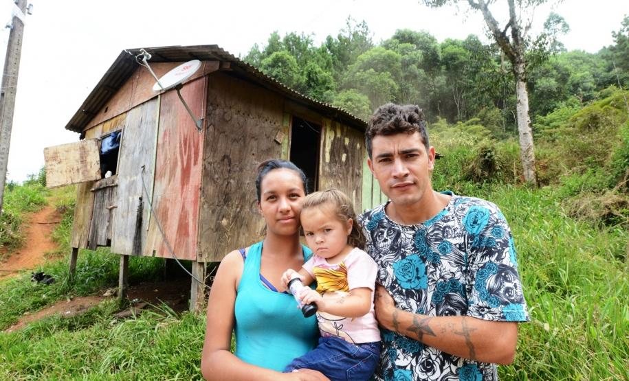 Representantes do Governo do Estado e da Prefeitura de Bituruna entregaram nesta sexta-feira (14) as chaves de 25 casas populares a famílias que viviam em situação de vulnerabilidade social na cidade, na região Sul do estado. Graças aos aportes de R$ 1,2 milhão feitos por meio do programa Nossa Gente Paraná, os beneficiários não precisarão arcar com nenhum custo pela mudança para as novas moradias.