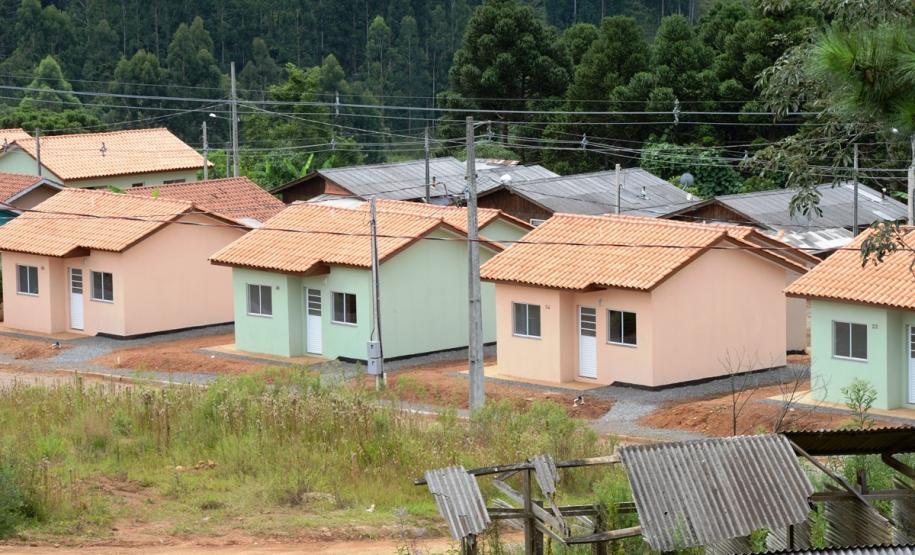 Representantes do Governo do Estado e da Prefeitura de Bituruna entregaram nesta sexta-feira (14) as chaves de 25 casas populares a famílias que viviam em situação de vulnerabilidade social na cidade, na região Sul do estado. Graças aos aportes de R$ 1,2 milhão feitos por meio do programa Nossa Gente Paraná, os beneficiários não precisarão arcar com nenhum custo pela mudança para as novas moradias.