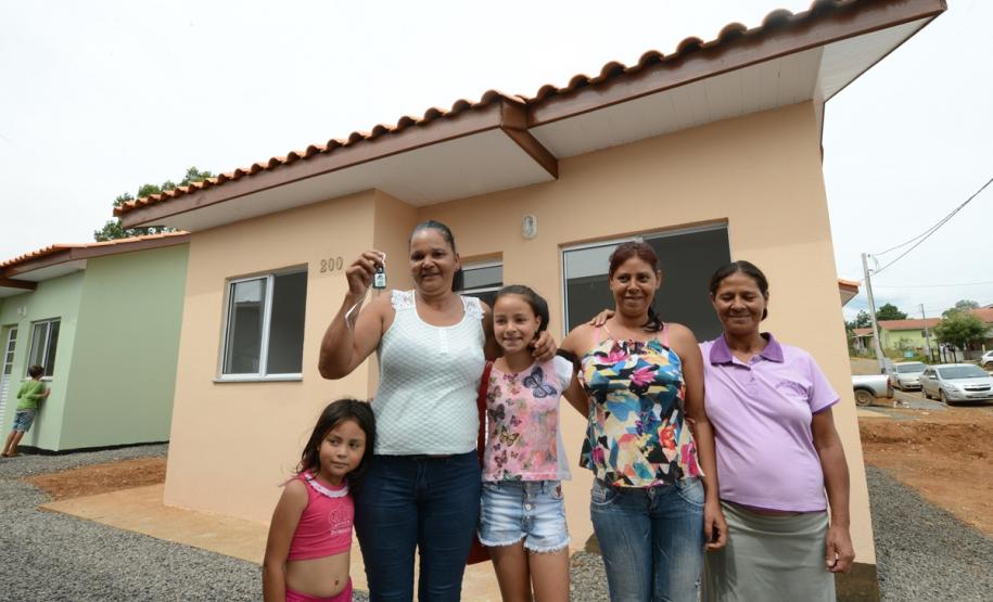 Representantes do Governo do Estado e da Prefeitura de Bituruna entregaram nesta sexta-feira (14) as chaves de 25 casas populares a famílias que viviam em situação de vulnerabilidade social na cidade, na região Sul do estado. Graças aos aportes de R$ 1,2 milhão feitos por meio do programa Nossa Gente Paraná, os beneficiários não precisarão arcar com nenhum custo pela mudança para as novas moradias.
