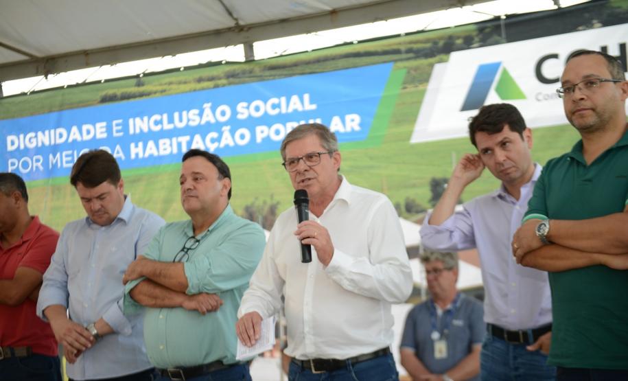 Representantes do Governo do Estado e da Prefeitura de Bituruna entregaram nesta sexta-feira (14) as chaves de 25 casas populares a famílias que viviam em situação de vulnerabilidade social na cidade, na região Sul do estado. Graças aos aportes de R$ 1,2 milhão feitos por meio do programa Nossa Gente Paraná, os beneficiários não precisarão arcar com nenhum custo pela mudança para as novas moradias.