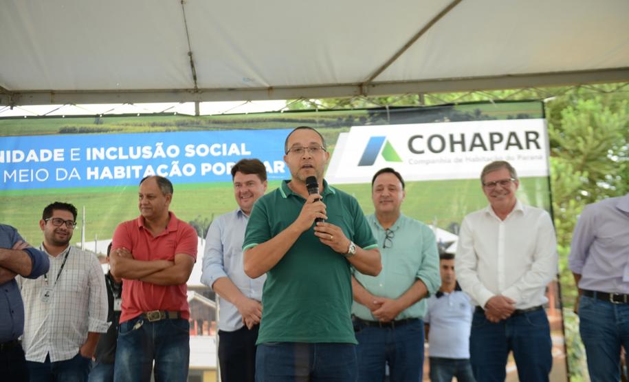 Representantes do Governo do Estado e da Prefeitura de Bituruna entregaram nesta sexta-feira (14) as chaves de 25 casas populares a famílias que viviam em situação de vulnerabilidade social na cidade, na região Sul do estado. Graças aos aportes de R$ 1,2 milhão feitos por meio do programa Nossa Gente Paraná, os beneficiários não precisarão arcar com nenhum custo pela mudança para as novas moradias.