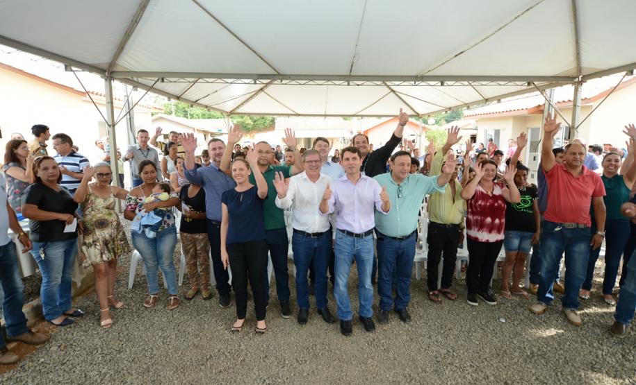 Representantes do Governo do Estado e da Prefeitura de Bituruna entregaram nesta sexta-feira (14) as chaves de 25 casas populares a famílias que viviam em situação de vulnerabilidade social na cidade, na região Sul do estado. Graças aos aportes de R$ 1,2 milhão feitos por meio do programa Nossa Gente Paraná, os beneficiários não precisarão arcar com nenhum custo pela mudança para as novas moradias.