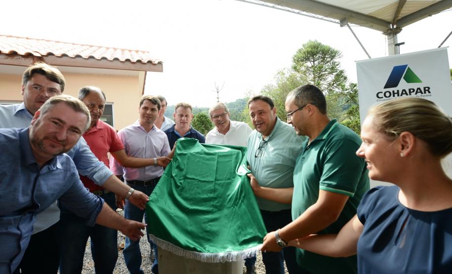 Representantes do Governo do Estado e da Prefeitura de Bituruna entregaram nesta sexta-feira (14) as chaves de 25 casas populares a famílias que viviam em situação de vulnerabilidade social na cidade, na região Sul do estado. Graças aos aportes de R$ 1,2 milhão feitos por meio do programa Nossa Gente Paraná, os beneficiários não precisarão arcar com nenhum custo pela mudança para as novas moradias.