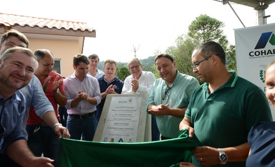 Representantes do Governo do Estado e da Prefeitura de Bituruna entregaram nesta sexta-feira (14) as chaves de 25 casas populares a famílias que viviam em situação de vulnerabilidade social na cidade, na região Sul do estado. Graças aos aportes de R$ 1,2 milhão feitos por meio do programa Nossa Gente Paraná, os beneficiários não precisarão arcar com nenhum custo pela mudança para as novas moradias.