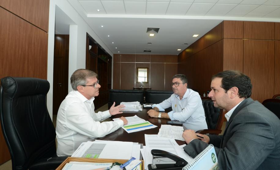 Representantes da Cohapar vistoriam início das obras de 52 casas em Cambará