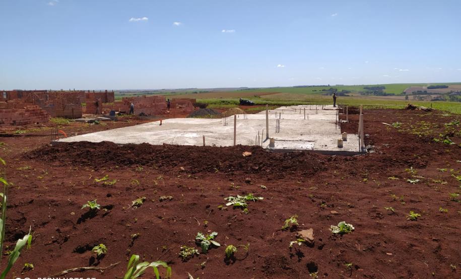 Representantes da Cohapar vistoriam início das obras de 52 casas em Cambará