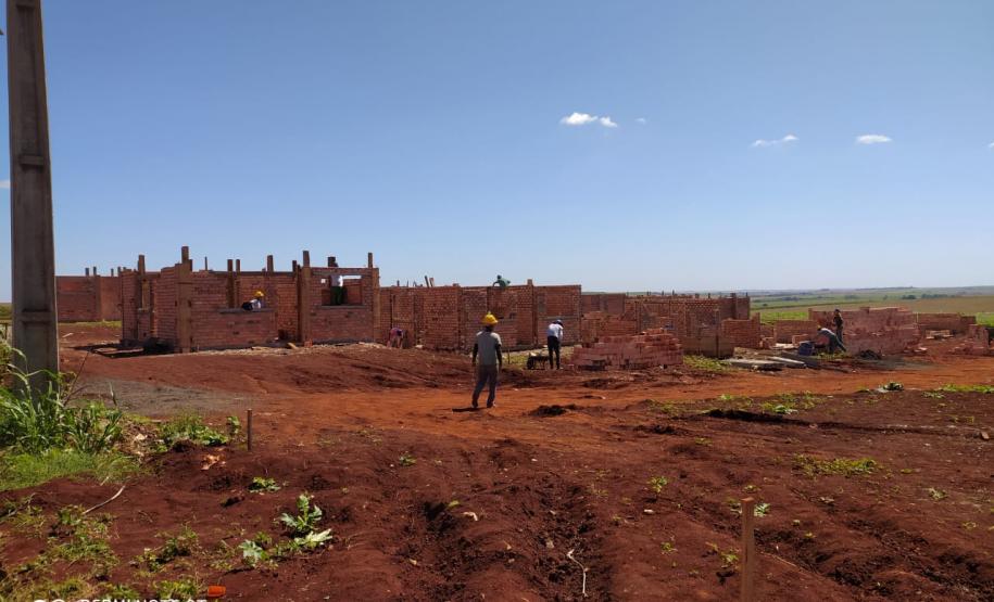 Representantes da Cohapar vistoriam início das obras de 52 casas em Cambará