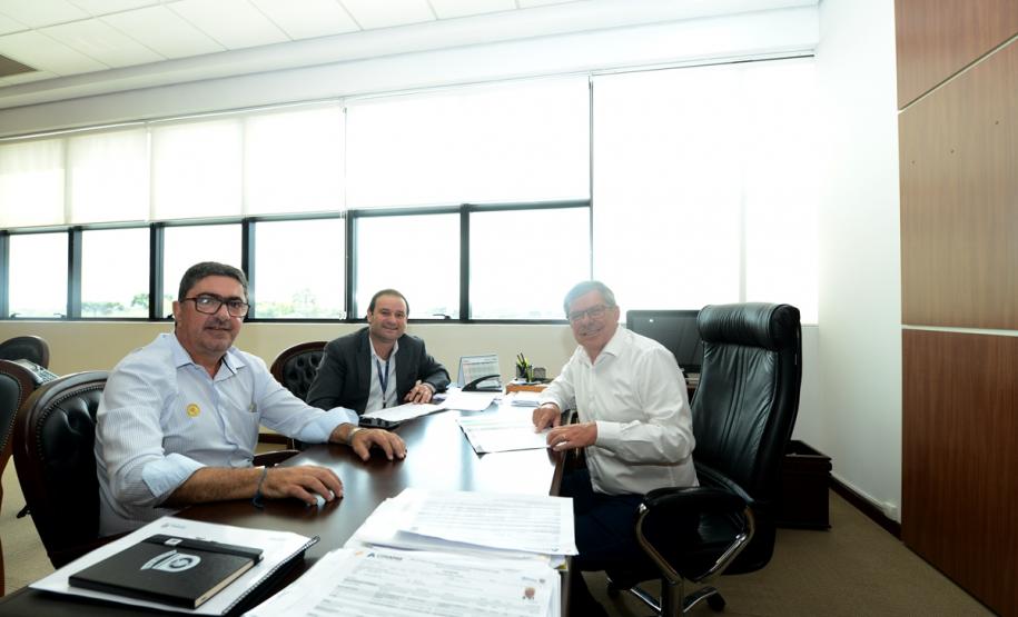 Representantes da Cohapar vistoriam início das obras de 52 casas em Cambará