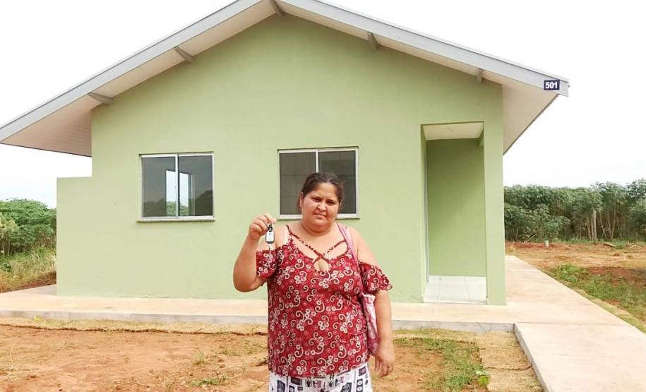 Mais 48 famílias da região Noroeste do Paraná receberam nesta quinta-feira (19) as chaves de novas casas populares. Os projetos beneficiaram 24 famílias de Xambrê e outras 24 de Francisco Alves, que se somam a outras 20 de Mariluz que foram contempladas na quarta-feira (18).