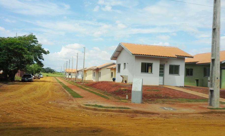 Mais 48 famílias da região Noroeste do Paraná receberam nesta quinta-feira (19) as chaves de novas casas populares. Os projetos beneficiaram 24 famílias de Xambrê e outras 24 de Francisco Alves, que se somam a outras 20 de Mariluz que foram contempladas na quarta-feira (18).
