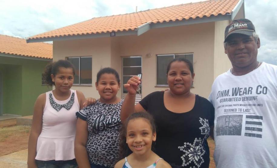 Mais 48 famílias da região Noroeste do Paraná receberam nesta quinta-feira (19) as chaves de novas casas populares. Os projetos beneficiaram 24 famílias de Xambrê e outras 24 de Francisco Alves, que se somam a outras 20 de Mariluz que foram contempladas na quarta-feira (18).