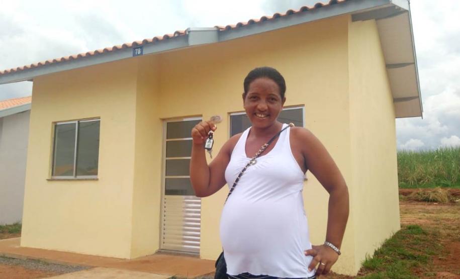 Mais 48 famílias da região Noroeste do Paraná receberam nesta quinta-feira (19) as chaves de novas casas populares. Os projetos beneficiaram 24 famílias de Xambrê e outras 24 de Francisco Alves, que se somam a outras 20 de Mariluz que foram contempladas na quarta-feira (18).