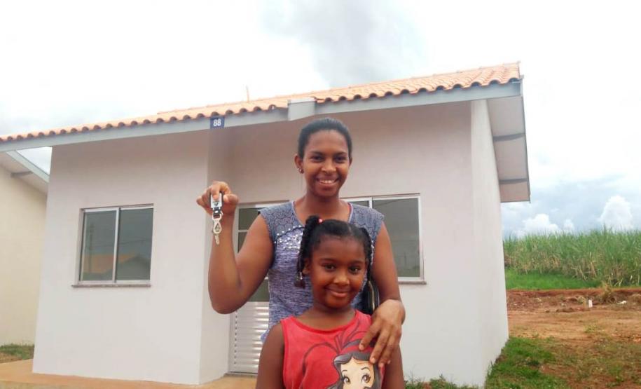 Mais 48 famílias da região Noroeste do Paraná receberam nesta quinta-feira (19) as chaves de novas casas populares. Os projetos beneficiaram 24 famílias de Xambrê e outras 24 de Francisco Alves, que se somam a outras 20 de Mariluz que foram contempladas na quarta-feira (18).