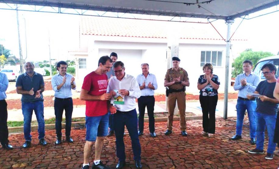 37 famílias de Mariópolis recebem chaves da casa própria