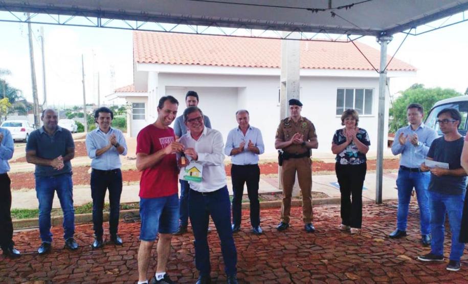 37 famílias de Mariópolis recebem chaves da casa própria