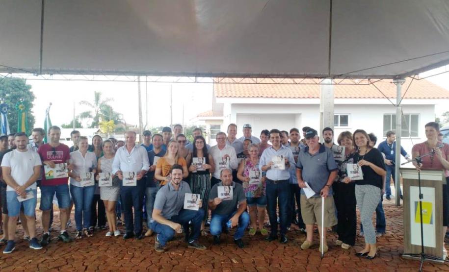 37 famílias de Mariópolis recebem chaves da casa própria