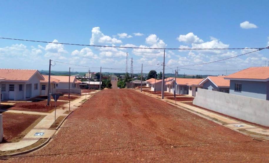 37 famílias de Mariópolis recebem chaves da casa própria