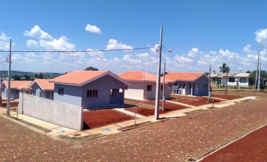 37 famílias de Mariópolis recebem chaves da casa própria