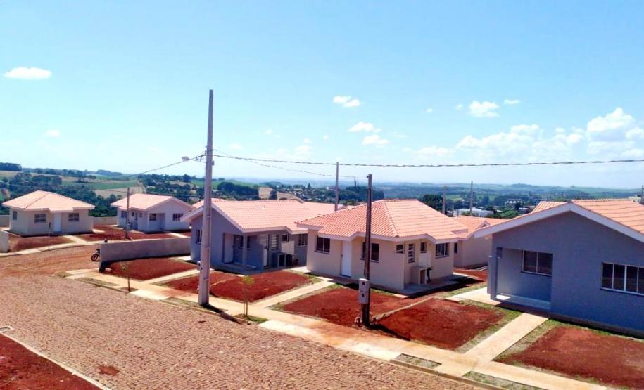 37 famílias de Mariópolis recebem chaves da casa própria