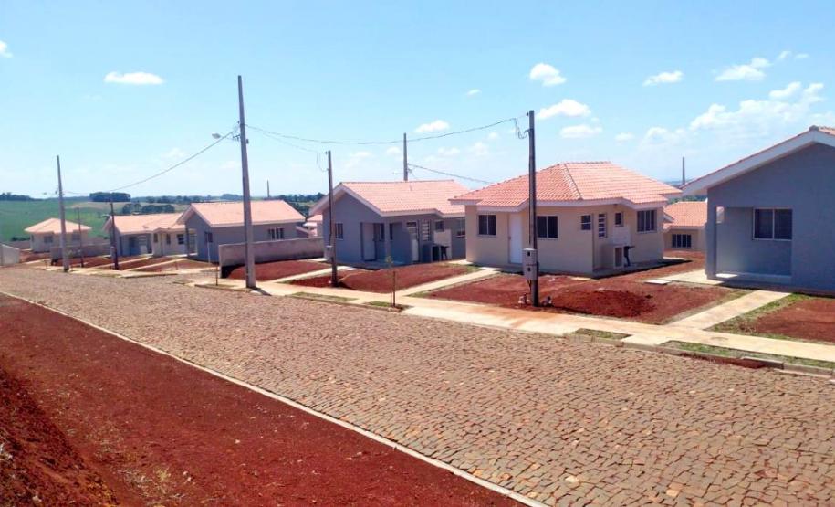 37 famílias de Mariópolis recebem chaves da casa própria
