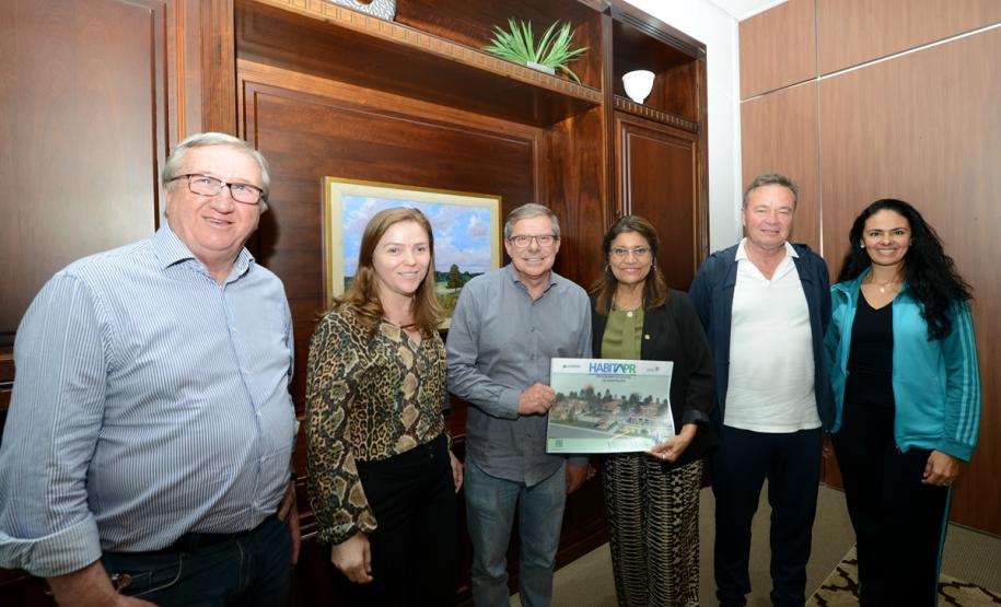 Representante da OMS conhece programa de construção de condomínios para idosos do Paraná